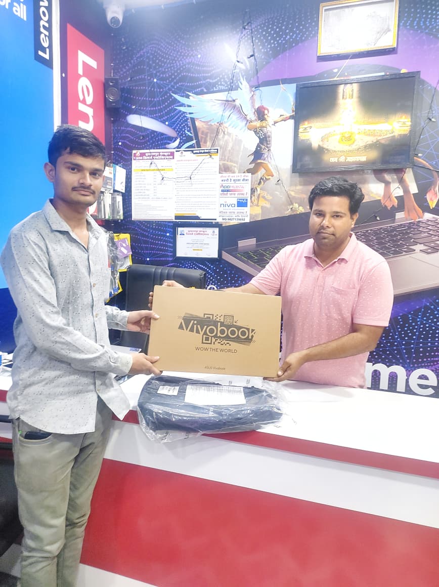 Customer with Asus Vivobook laptop